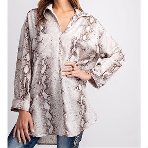 $ FIRM🌷Snakeskin Print Long Sleeve Hi Low Top